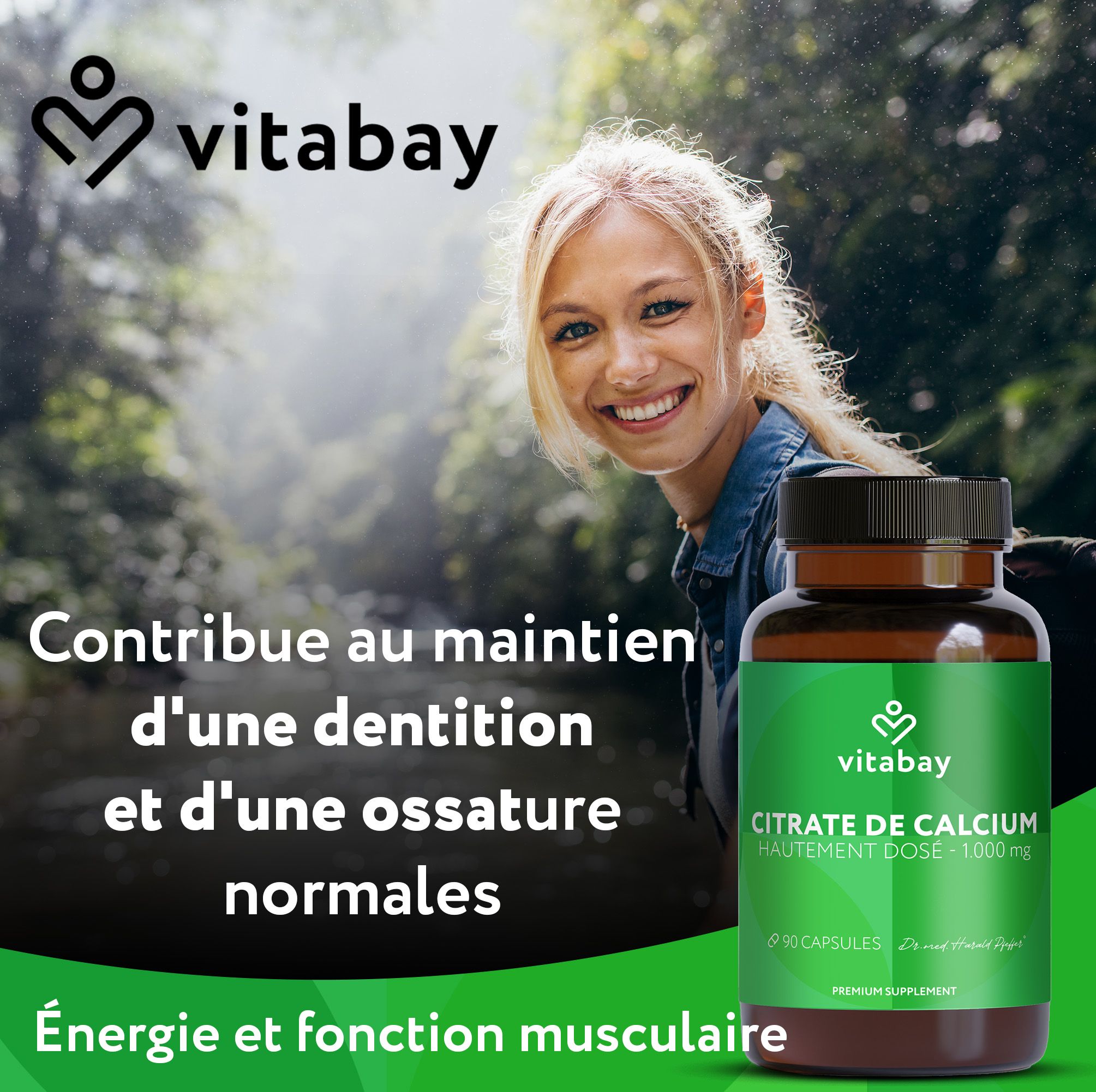 Flacon Vitabay Citrate de Calcium Haute Dose 1000 mg près d'une femme souriante dehors.