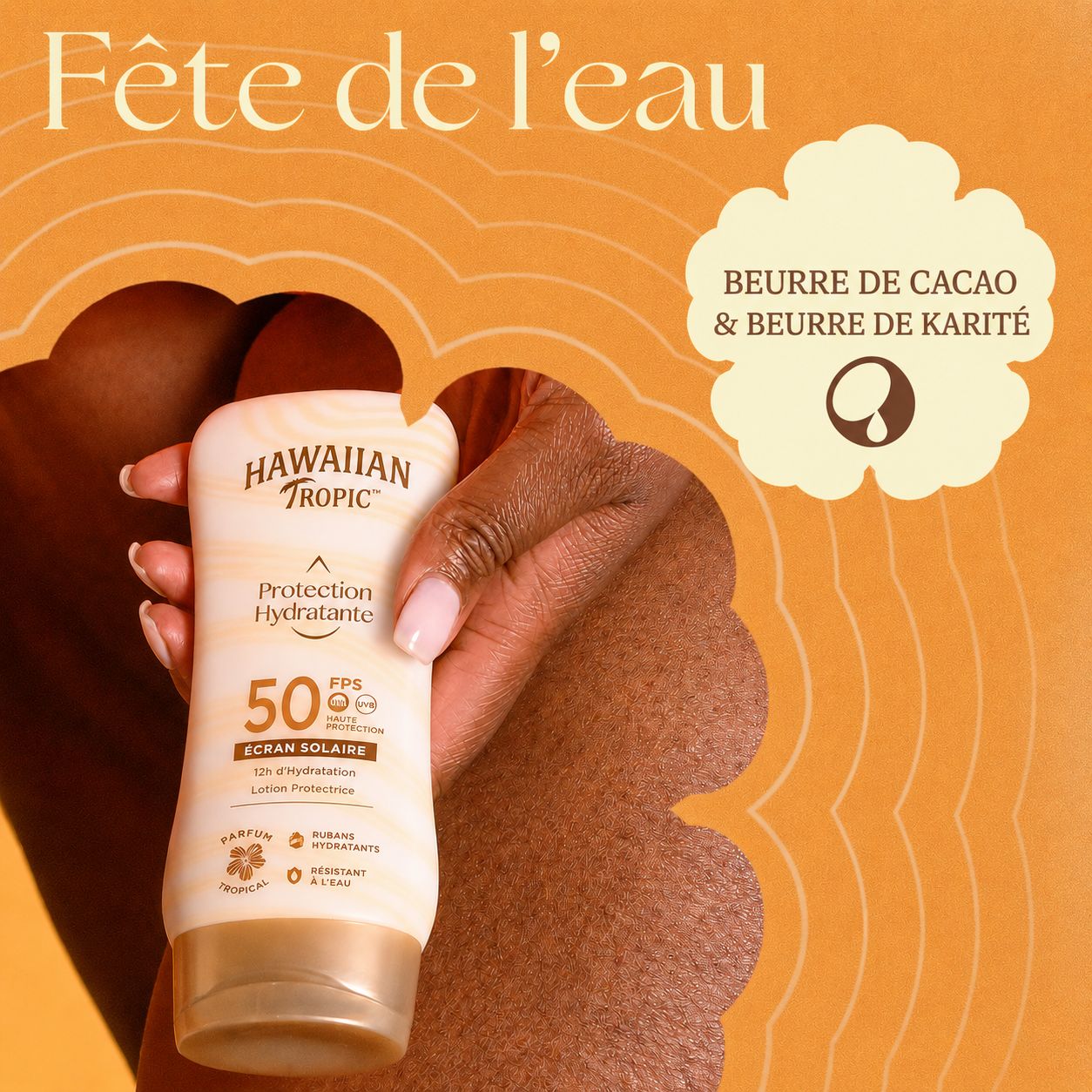 Crème solaire Hawaiian Tropic FPS 50, hydratante, dans un flacon blanc avec un bouchon doré.