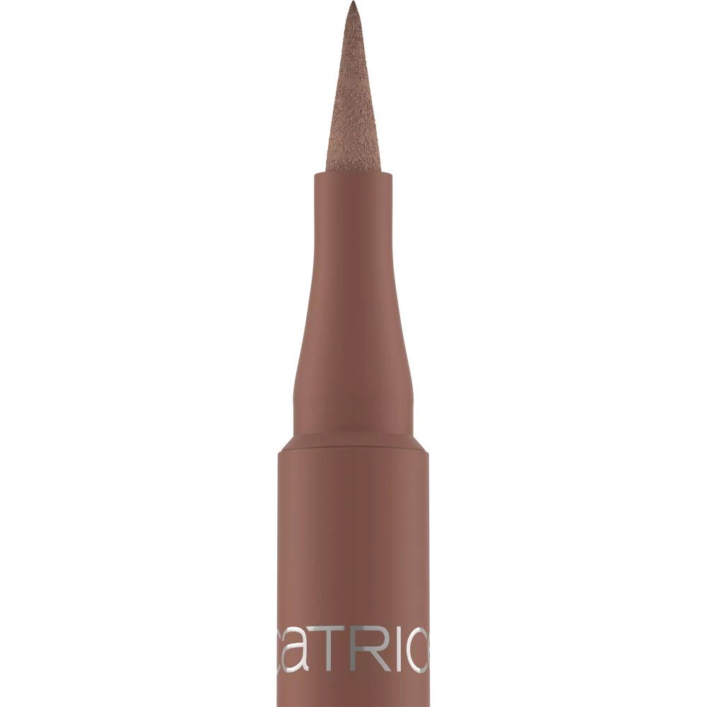 Gros plan sur un applicateur d'eyeliner marron. Marque: CATRICE.
