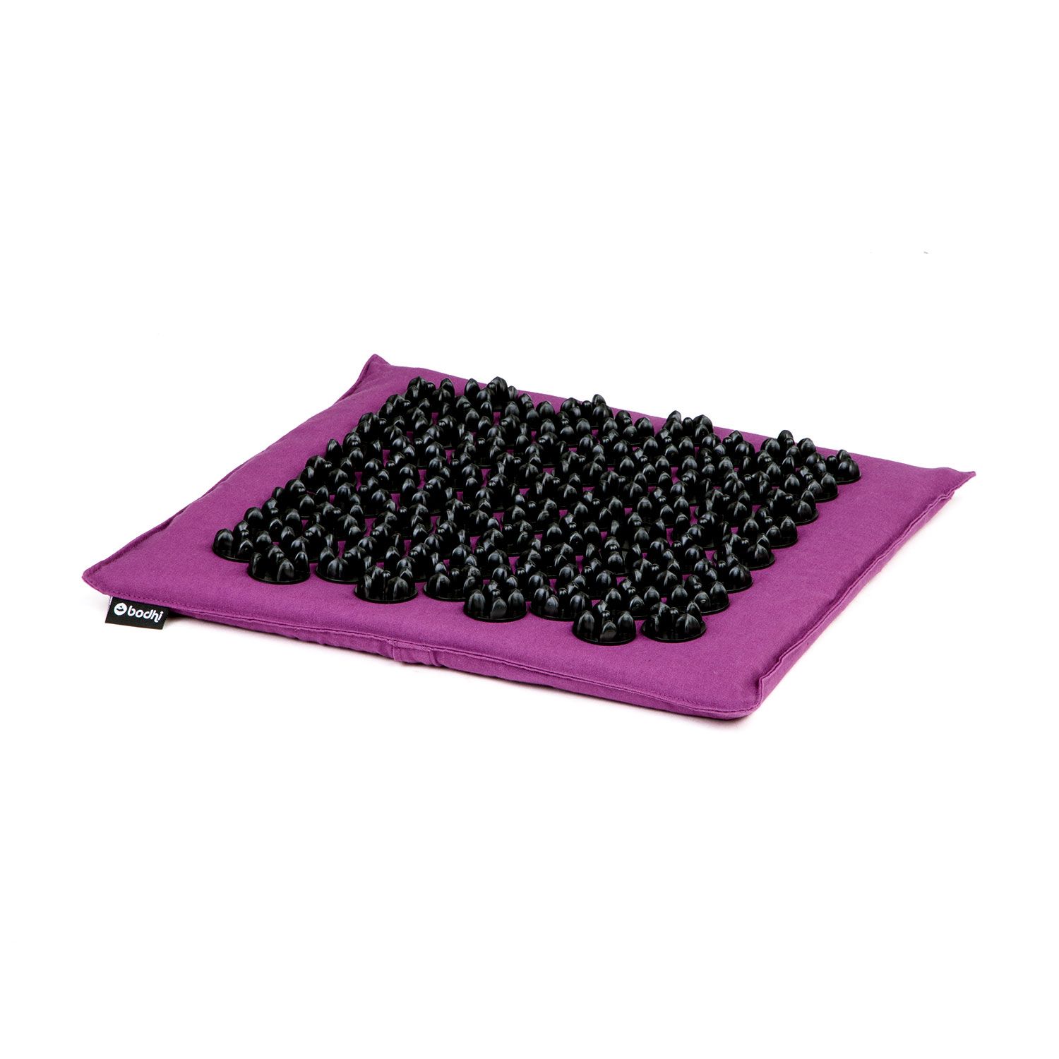 Tapis d'acupression aubergine avec picots noirs. Forme carrée, logo bodhi. Sur fond blanc.