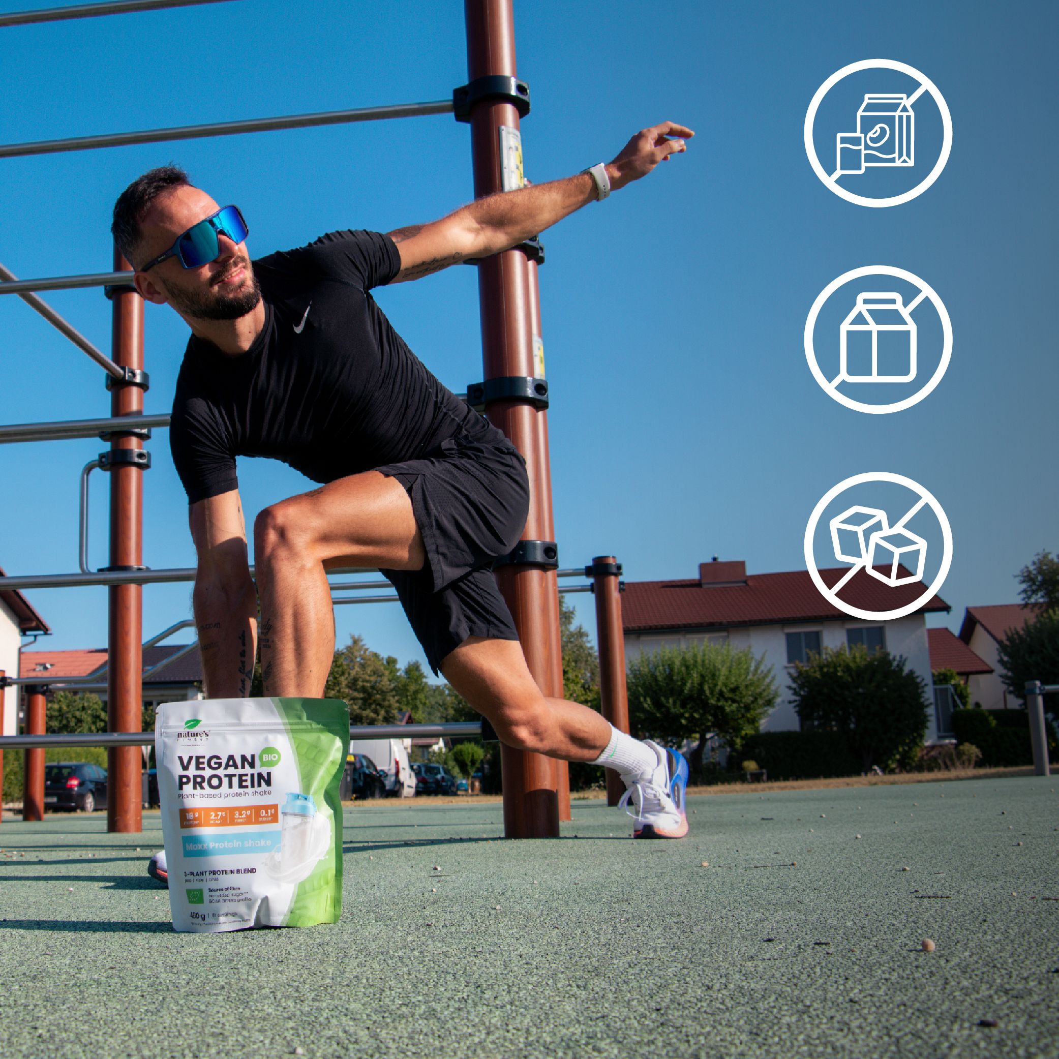 Man in sportkleding met zonnebril, zak vegan proteïne, iconen voor geen melk, geen suiker.
