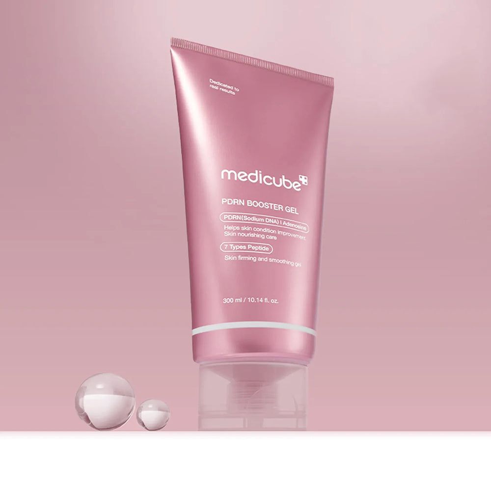Roze tube MEDICUBE PDRN Booster Gel. Tekst en productinformatie. Twee transparante bollen op de voorgrond.