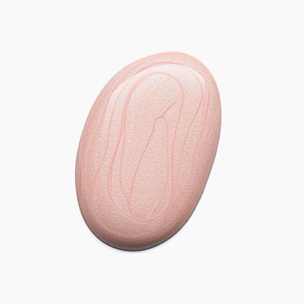 Tourbillon de vernis à ongles rose clair sur fond blanc. Forme ovale, texture lisse.