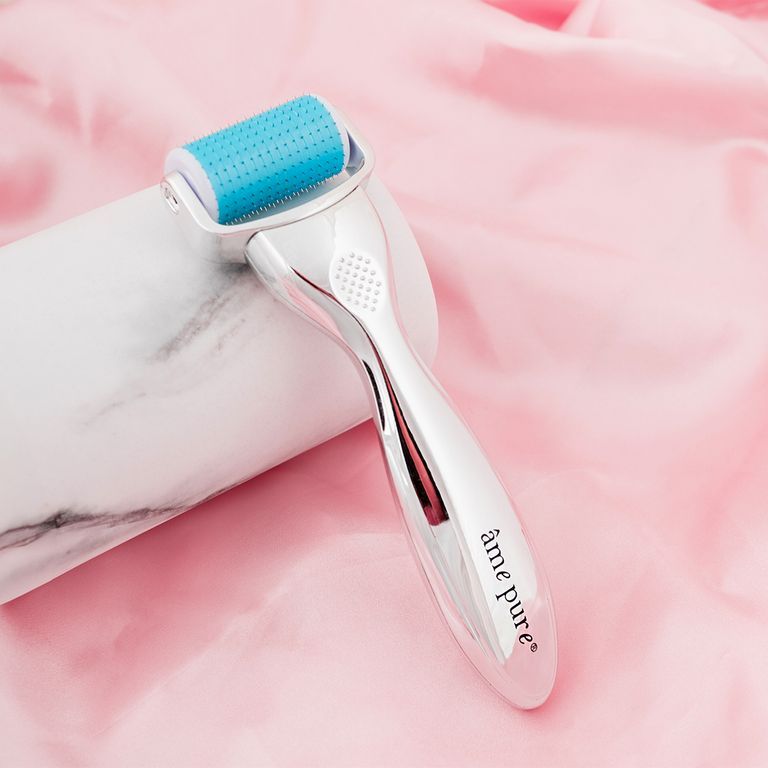 CIT roller met zilverkleurig handvat en blauwe rolkop op roze zijde.