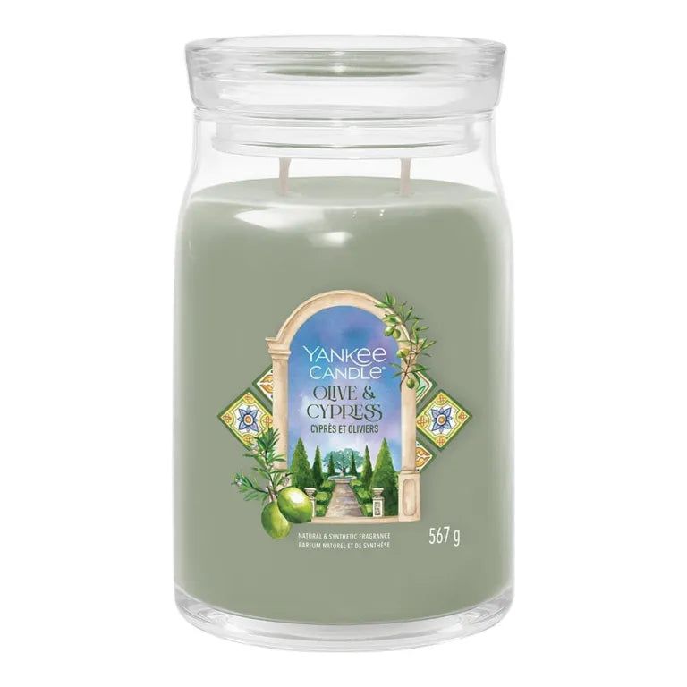 Yankee Candle Olive & Cypress kaars in pot met deksel. Opschrift: 567 g. Illustratie van olijven en cipressen.