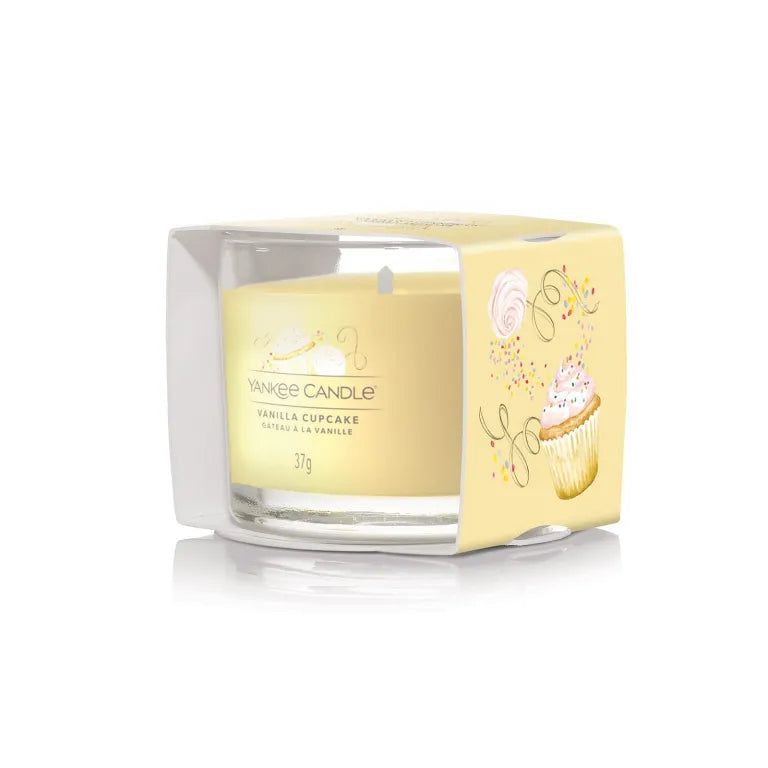Bougie dans son emballage. Inscription: Yankee Candle Vanilla Cupcake, 37g. Boîtier transparent.