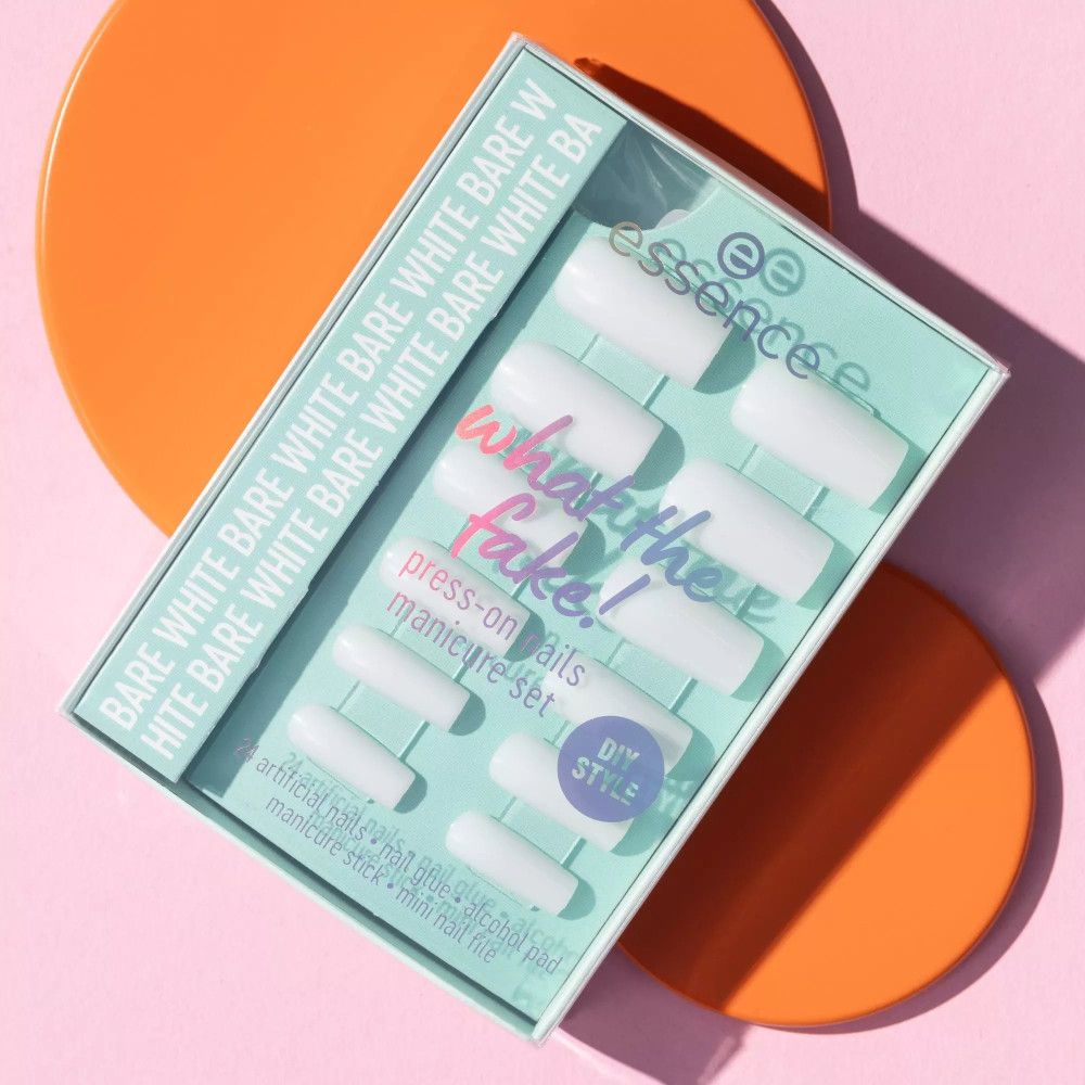 Emballage du kit de manucure avec faux ongles blancs carrés. Texte : What the Fake! Press-On Nägel Maniküre-Set. Marque : Essence.