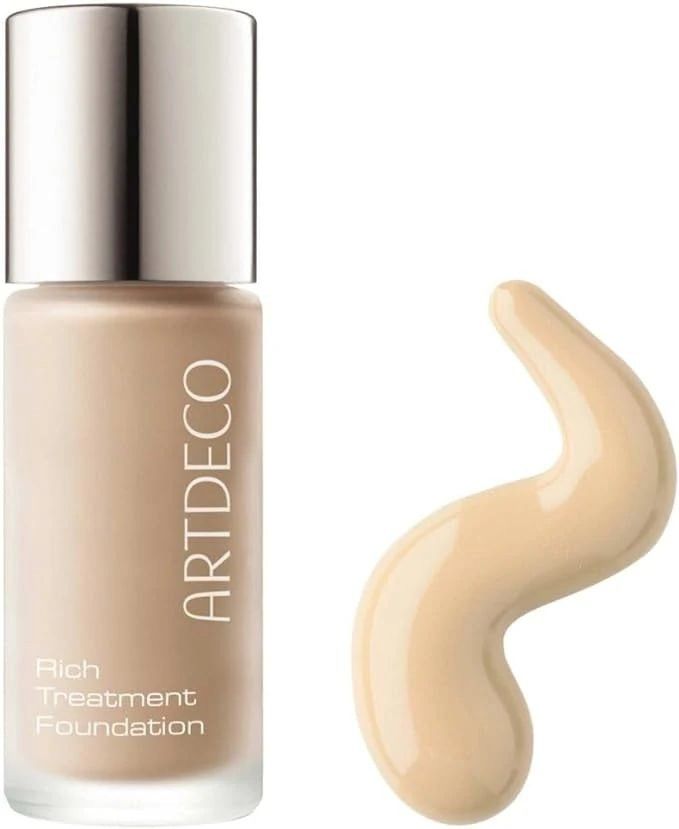 Beige foundationflesje met zilveren dop en swatch. Opschrift: Artdeco, Rich Treatment Foundation.