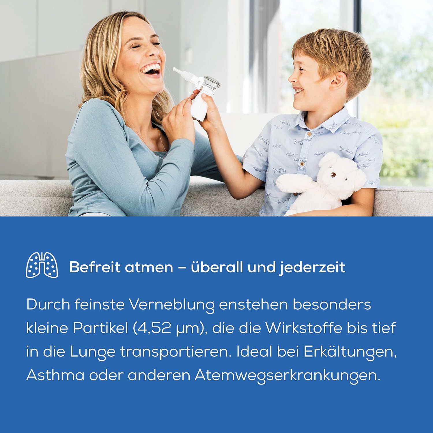 Mère et enfant avec inhalateur. Texte: Respirer librement – partout et à tout moment. Fine nébulisation pour une action pulmonaire profonde.