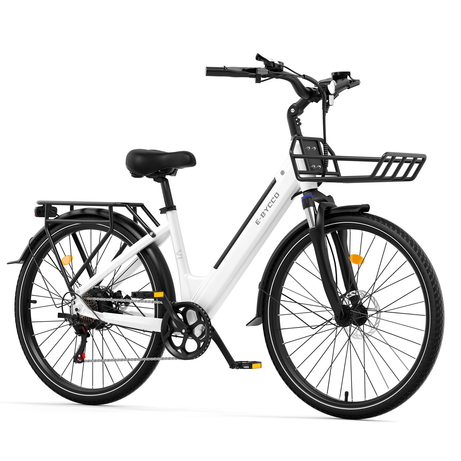 Witte e-bike met mand en bagagerek. Zwarte banden en details. E·Bycco logo op het frame.
