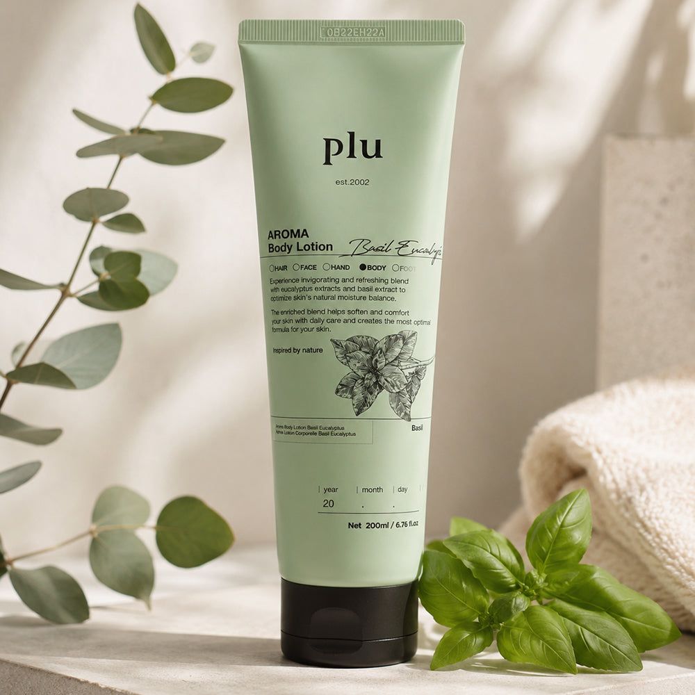 Tube verte 'plu AROMA Body Lotion Basil Eucalyptus' près de basilic et d'une serviette.