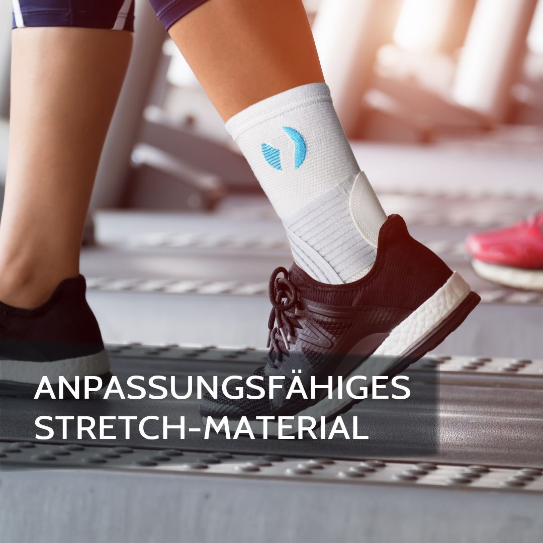 Persoon op loopband met enkelbrace. Wit product met blauw logo. Aanpasbaar stretchmateriaal.