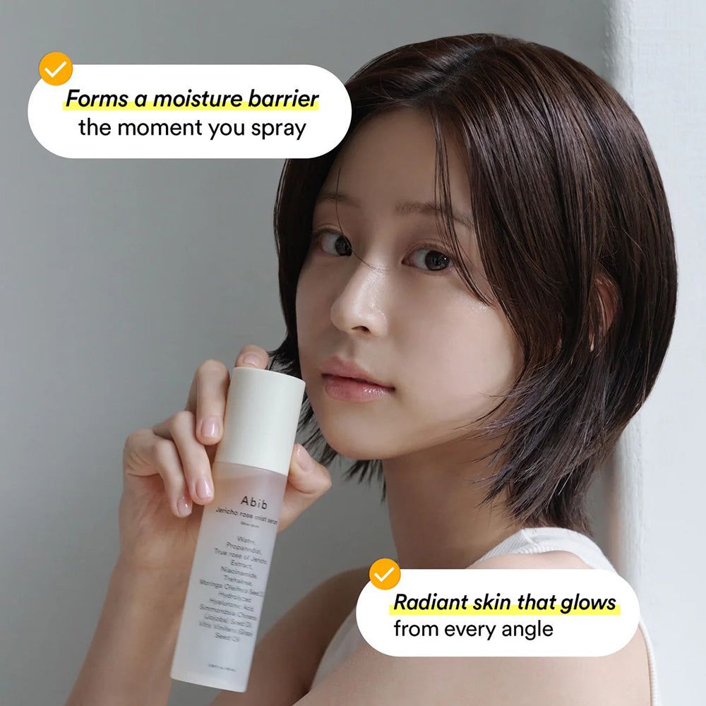 Une femme tient une bouteille d'Abib Jericho Rose Mist Serum, une peau radieuse est mise en avant.