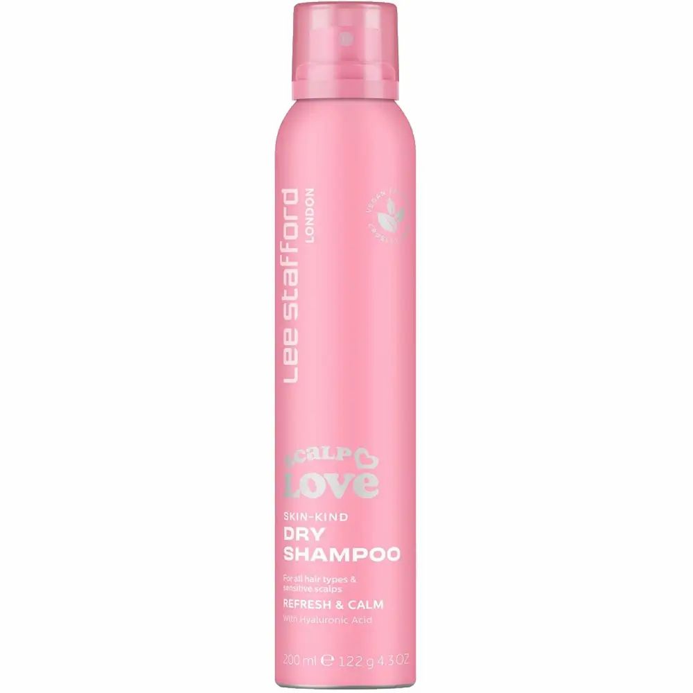 Roze spuitfles met witte tekst. Opschrift: Lee Stafford London, Scalp Love, Skin-Kind Dry Shampoo, Refresh & Calm.