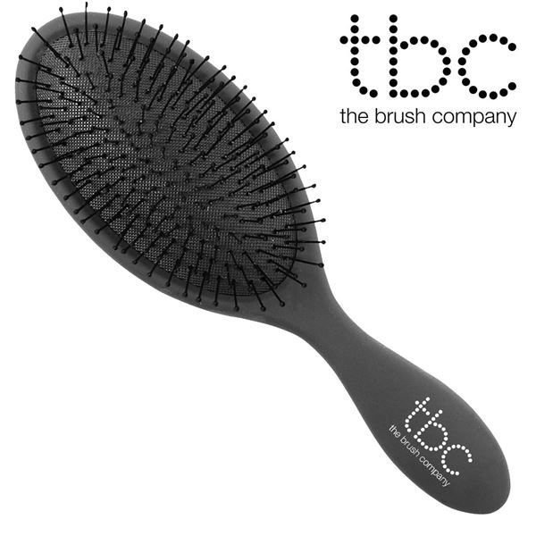 Brosse à cheveux TBC noire avec tête ovale et nombreuses picots. Manche ergonomique avec logo.