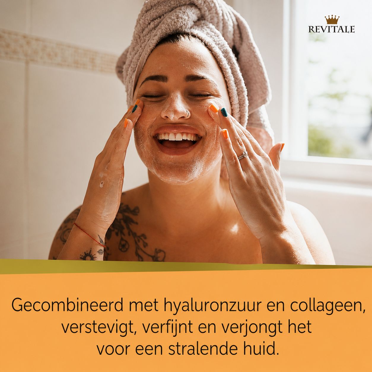 Vrouw met handdoek op hoofd brengt gezichtsproduct aan.
