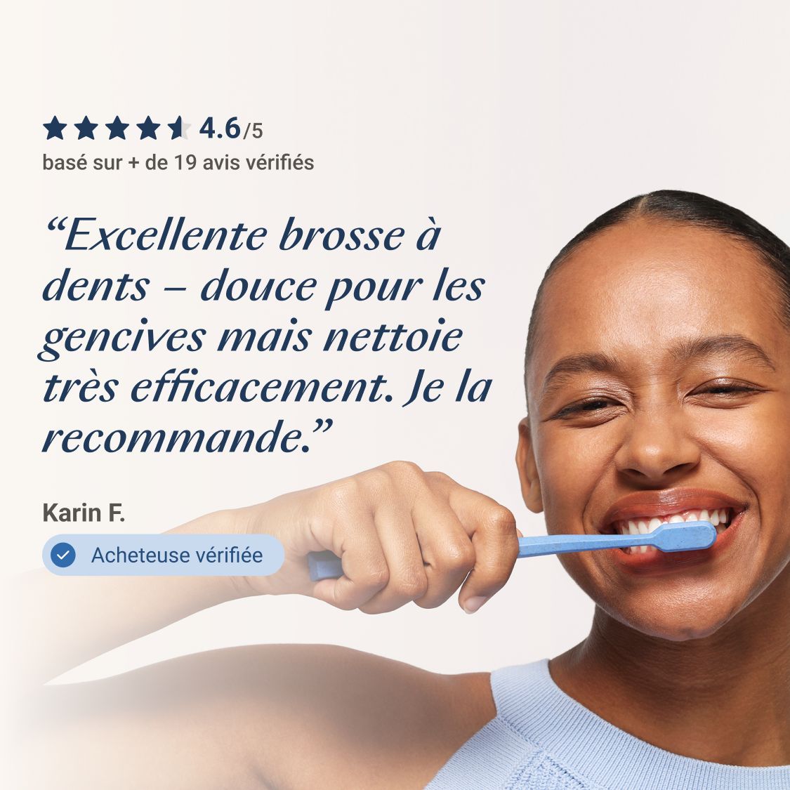 Femme se brosse les dents avec une brosse bleue. Texte : 4.6/5 étoiles, Recommandé.