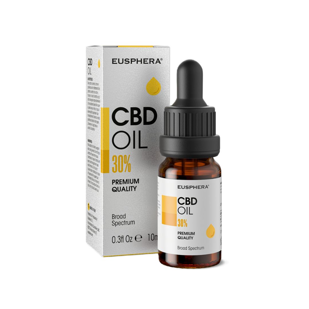 Bruine glazen fles met zwarte pipet en verpakking. Opschrift: CBD OIL 30% van Eusphera.