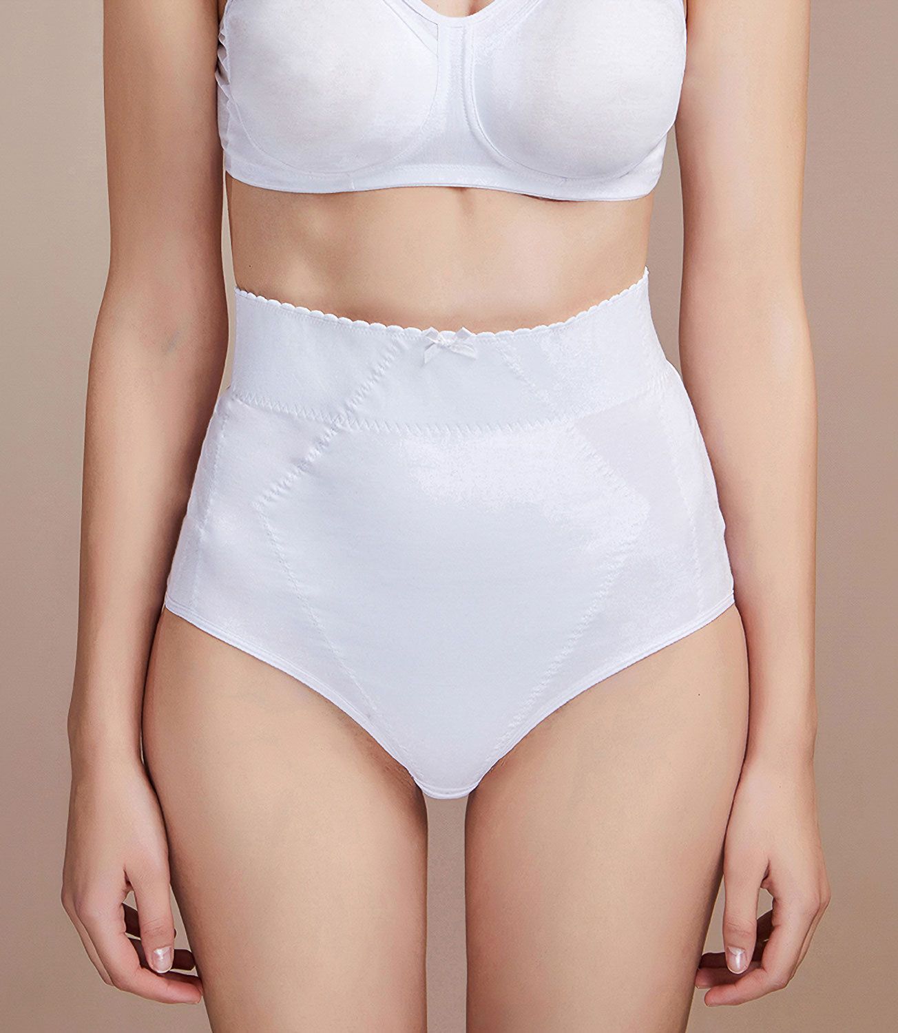 Witte postpartum slip met hoge taille. Geschulpte tailleband met strik. Gevormde naden.