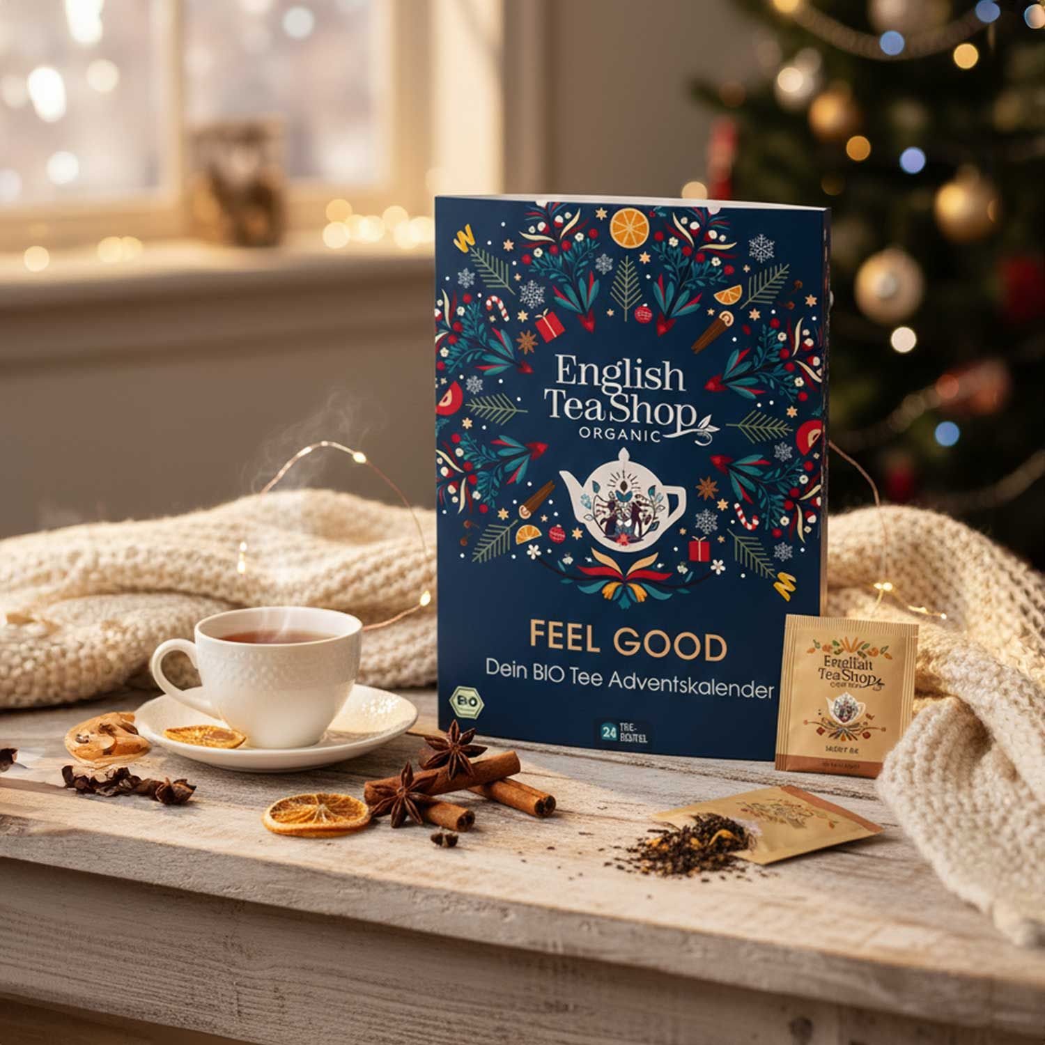 Adventskalender met thee, kopje thee, kaneelstokjes en gedroogde sinaasappelschijfjes. Opschrift: English Tea Shop Organic, Feel Good.