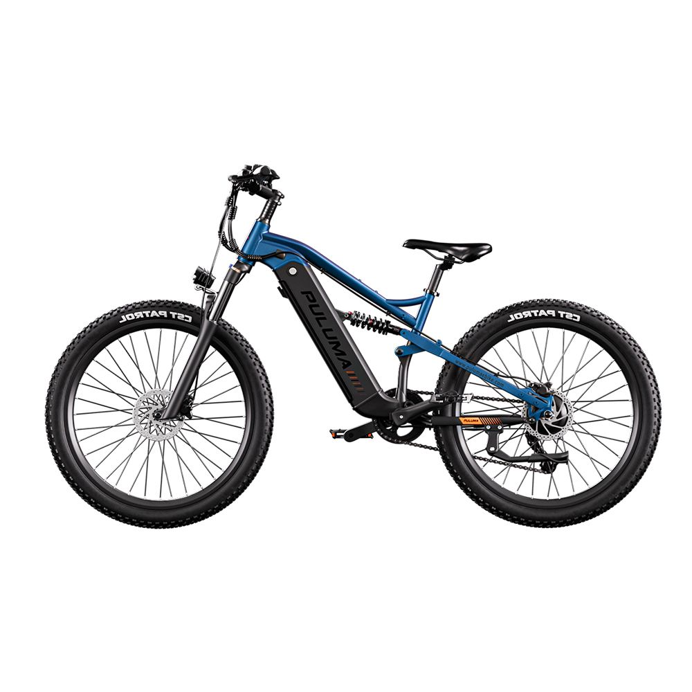 Blauwe off-road elektrische fiets. Zwarte banden met "JORTAN TIRE". "PULUMA" op het frame. Vering.