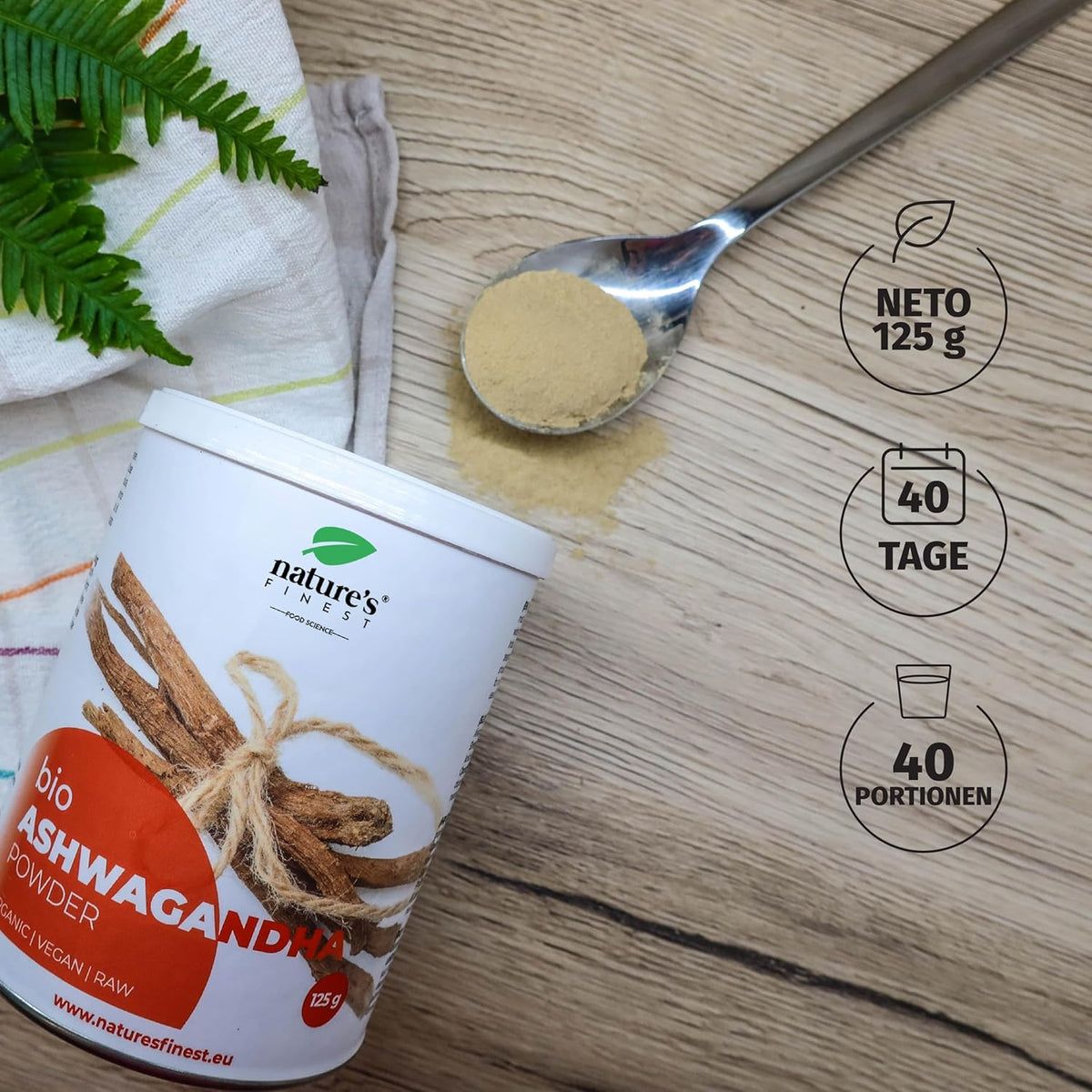 Potje bio Ashwagandha poeder, lepel met poeder. Opschrift Nature's Finest. Informatie over inhoud en porties.