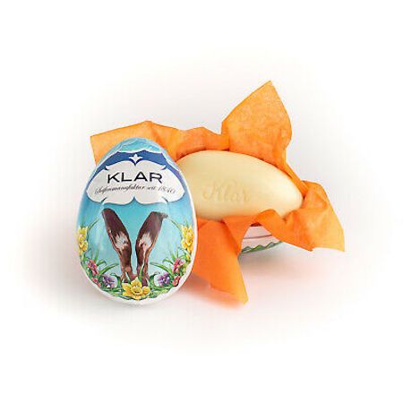 Emballage œuf de Pâques avec oreilles de lapin et savon. Savon avec inscription Klar. Papier orange.