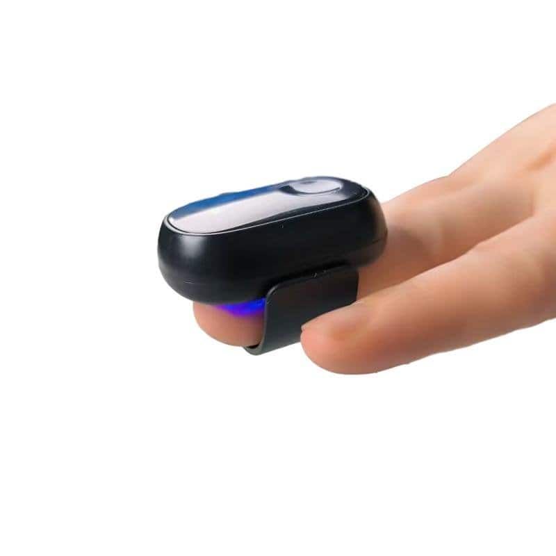 Un appareil de thérapie laser noir avec indicateur LED bleu, porté sur un doigt.