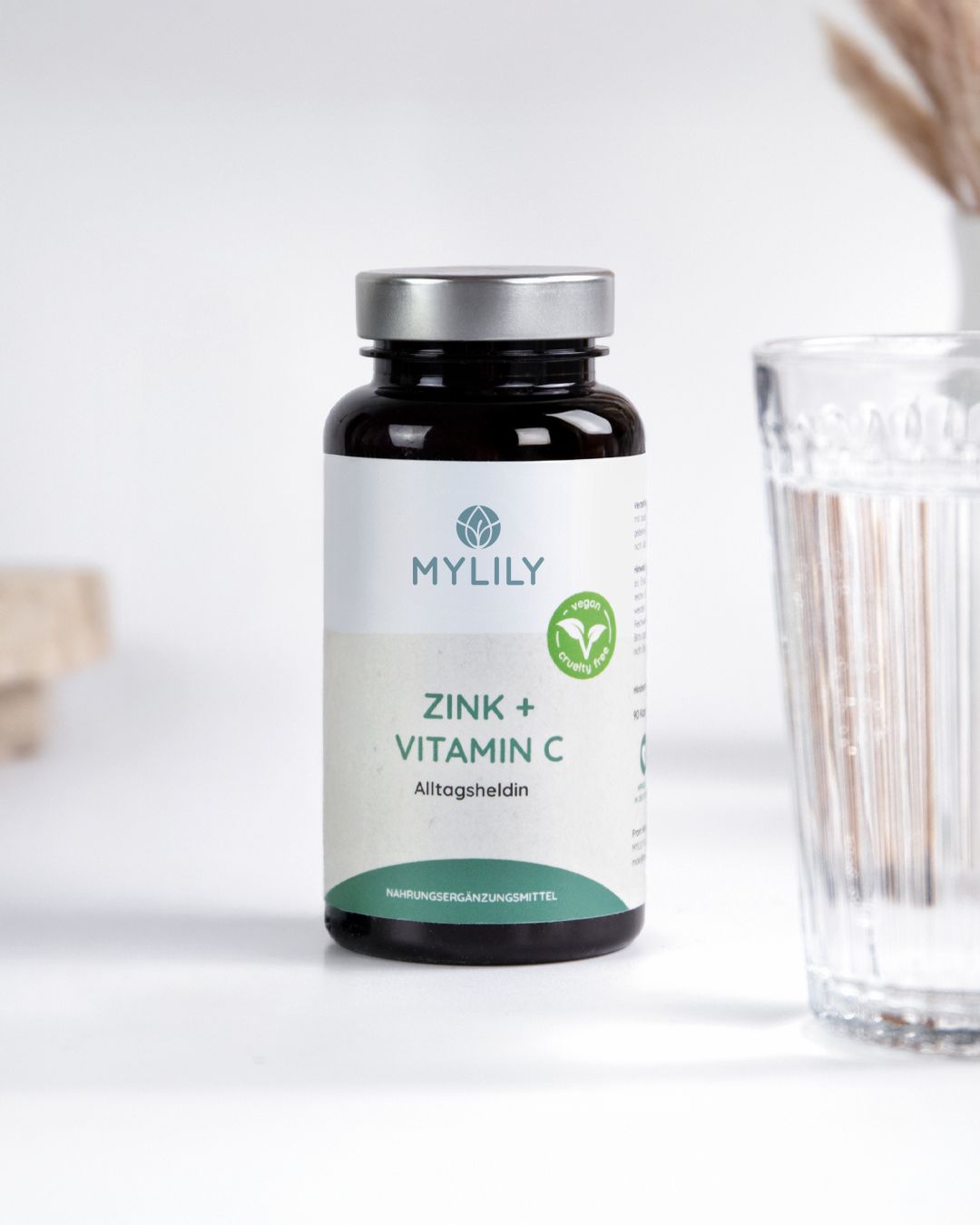 Bouteille en verre brun contenant du zinc + vitamine C Mylily, complément alimentaire.