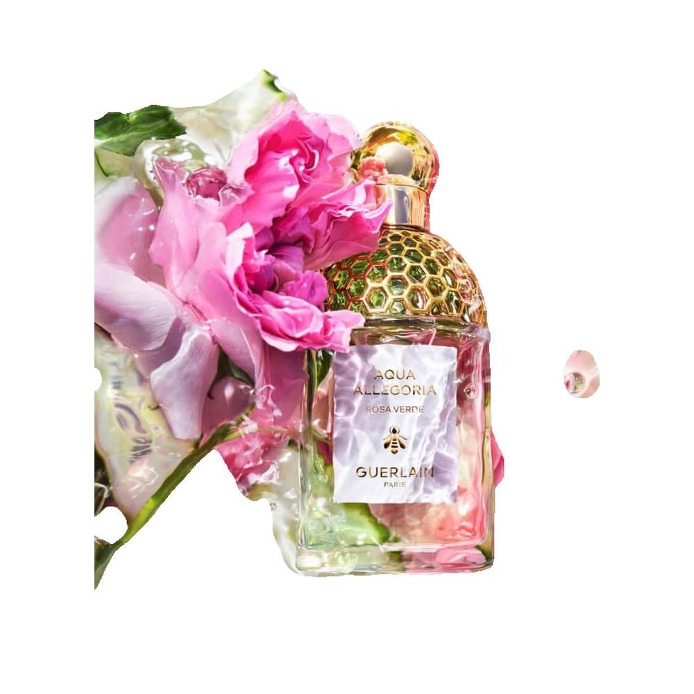 Flacon de parfum avec fleurs roses et eau. Inscription: Aqua Allegoria Rosa Verde, Guerlain.