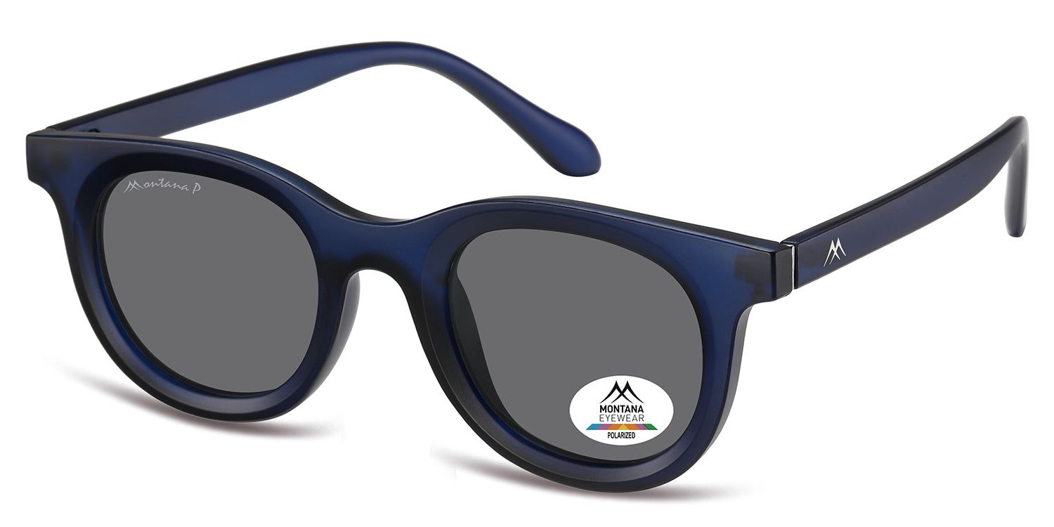 Blauwe zonnebril, schuin van voren. Grijze glazen. Montana Eyewear logo op montuur en glazen. Gepolariseerd.