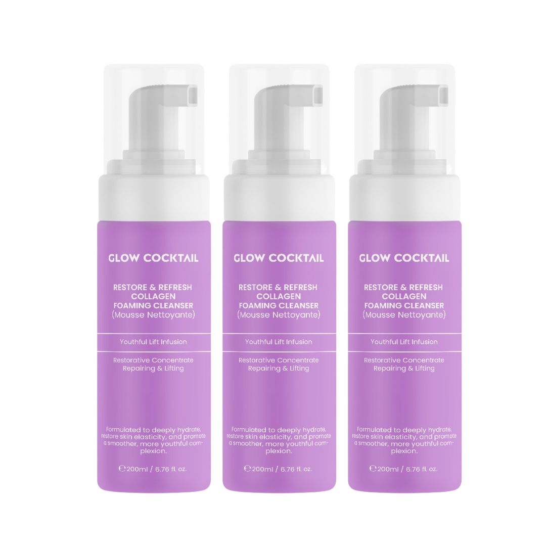 Trois flacons avec étiquettes violettes. Inscription : Glow Cocktail, Restore & Refresh Collagen Foaming Cleanser. Pompes blanches.