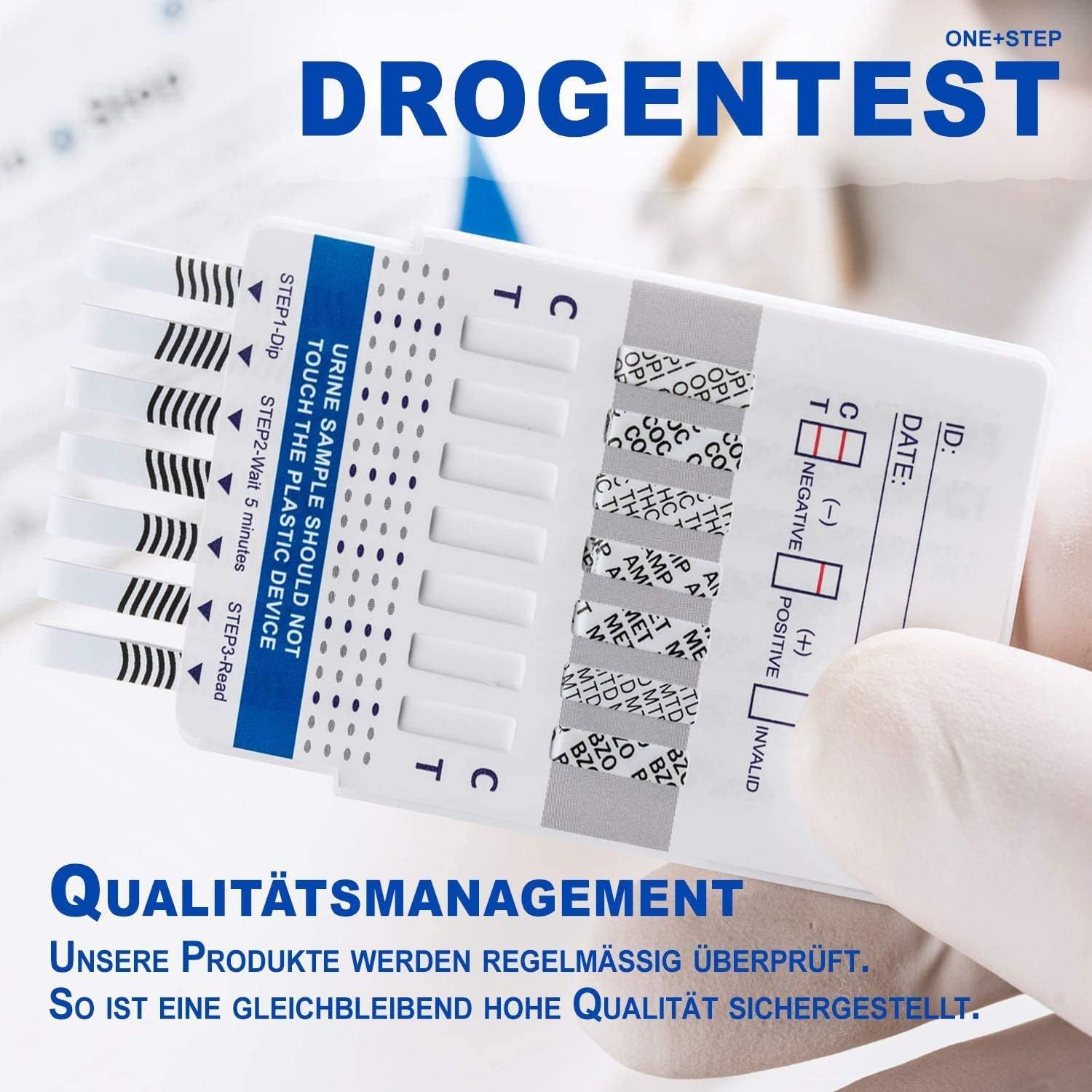 Drugstest in de hand gehouden. Opschrift: Kwaliteitsmanagement. Onze producten worden regelmatig gecontroleerd. Teststrips met gekleurde indicatoren.