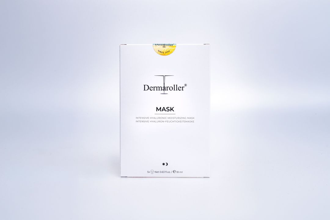Emballage blanc pour masque Dermaroller avec sceau et informations produit.