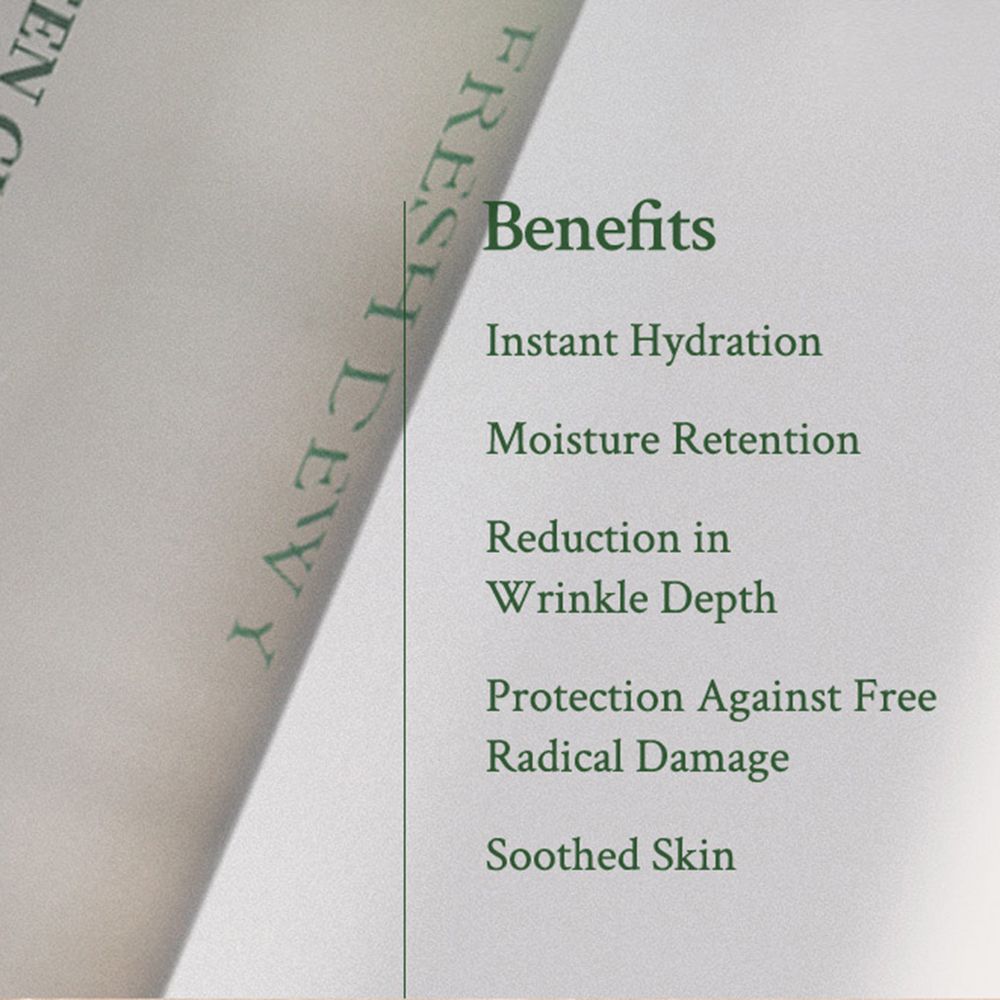 Tekst op witte achtergrond: Voordelen. Lijst: Directe hydratatie, vochtretentie, vermindering van rimpels, bescherming tegen schade.