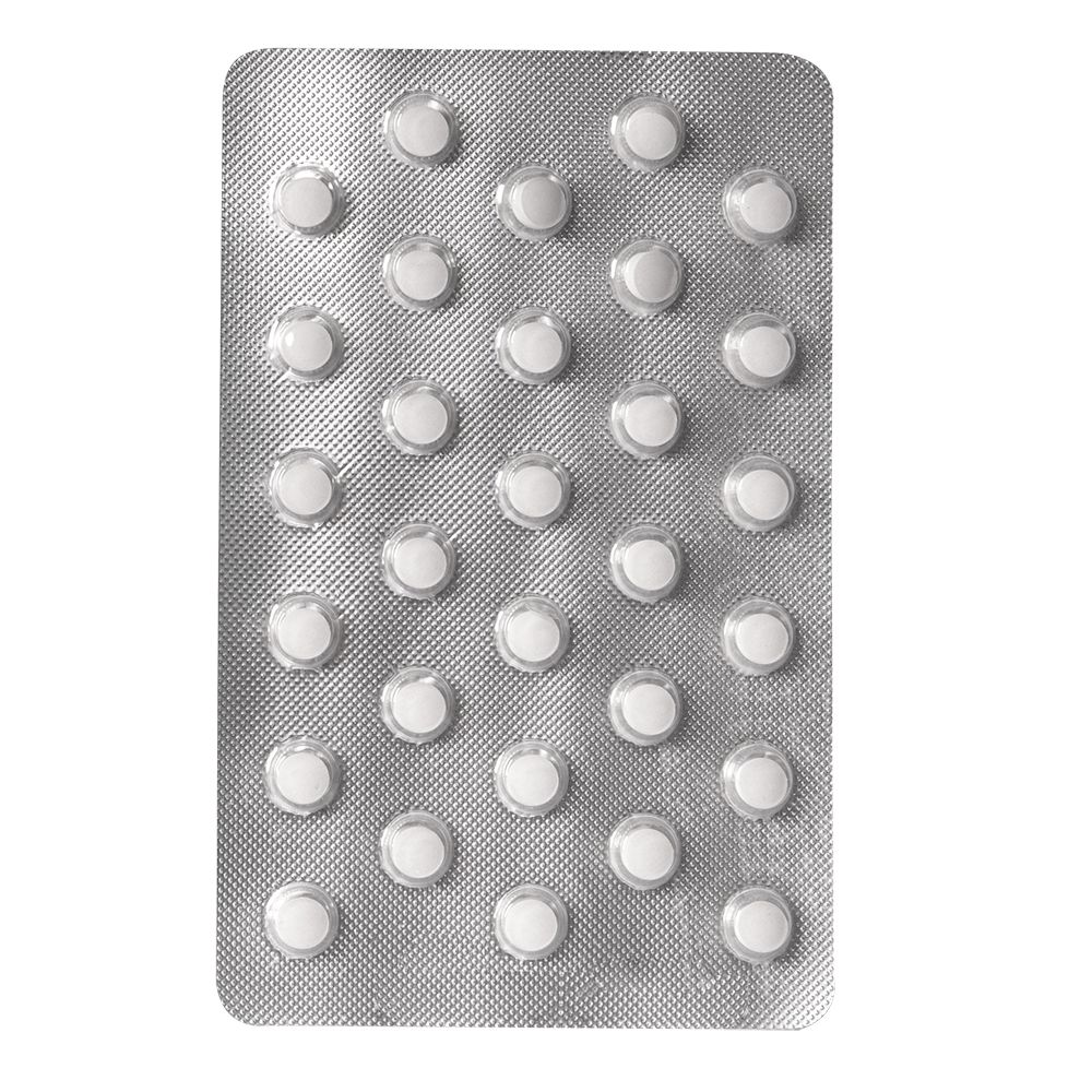 Blisterverpakking met tabletten. Zilverkleurig materiaal met ronde, witte tabletten.
