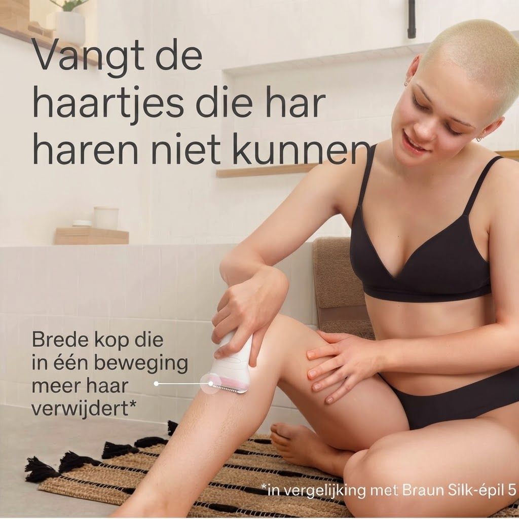 Een persoon met kortgeschoren haar gebruikt een witte epilator op het been.