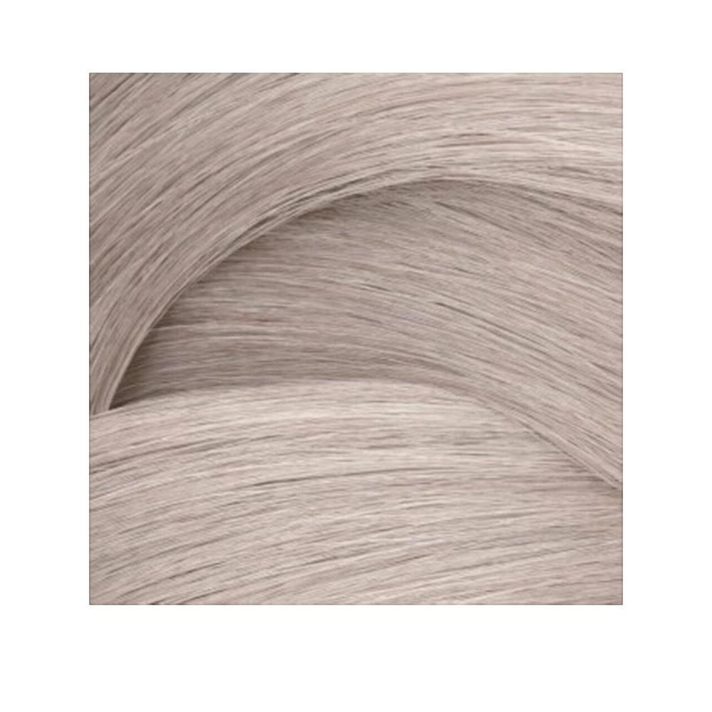 Haarlokken in een lichte, asgrijze tint. De lokken zijn glad en liggen in zachte golven over elkaar.