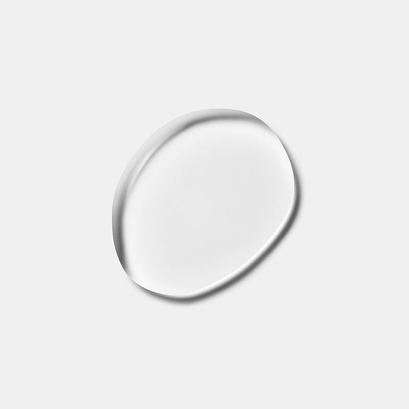 Liquide clair, de forme ovale. Sur fond clair.