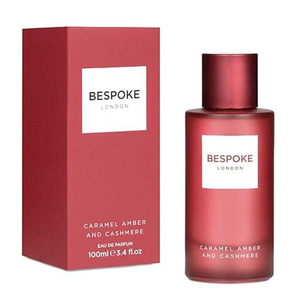 Rode fles en rode doos. Wit etiket "BESPOKE LONDON". Onder "CARAMEL AMBER AND CASHMERE". Op doos: 100ml 3.4 fl.oz.