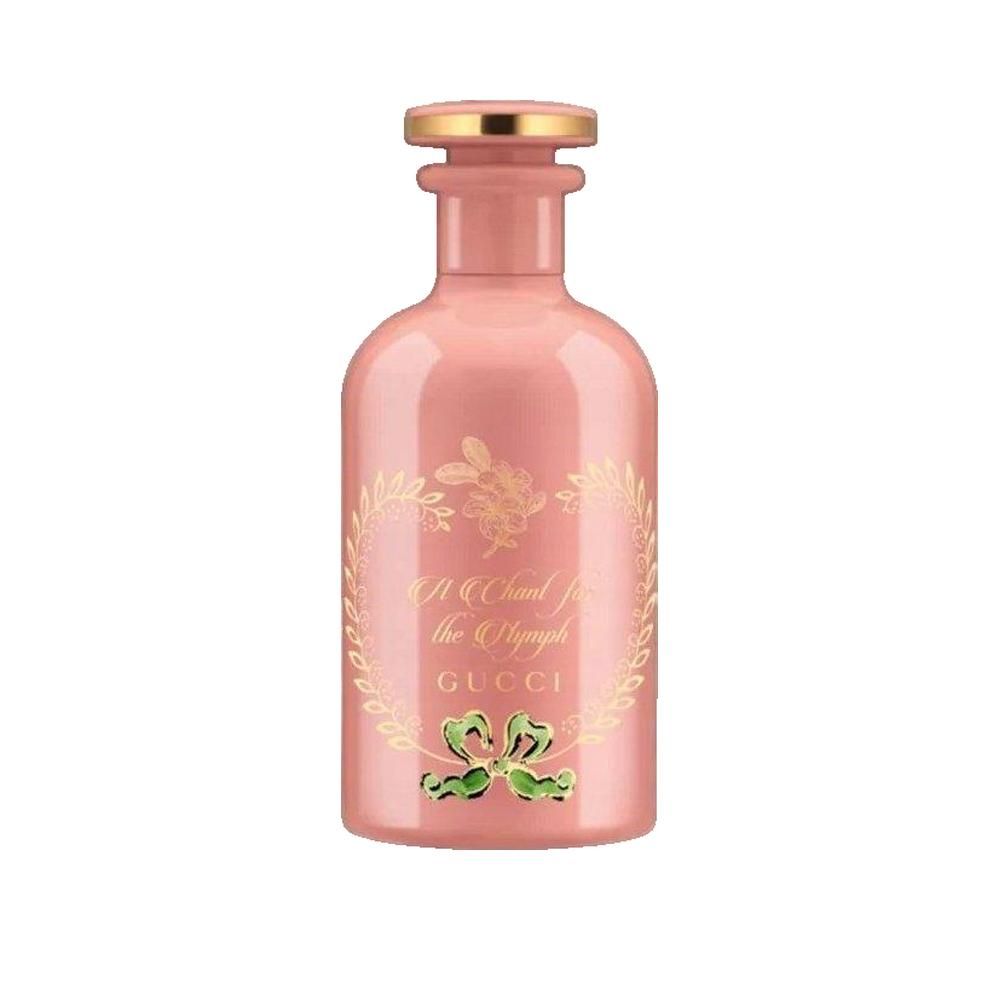 Roze fles met gouden dop. Opschrift "A Chant for the Nymph" en "GUCCI".