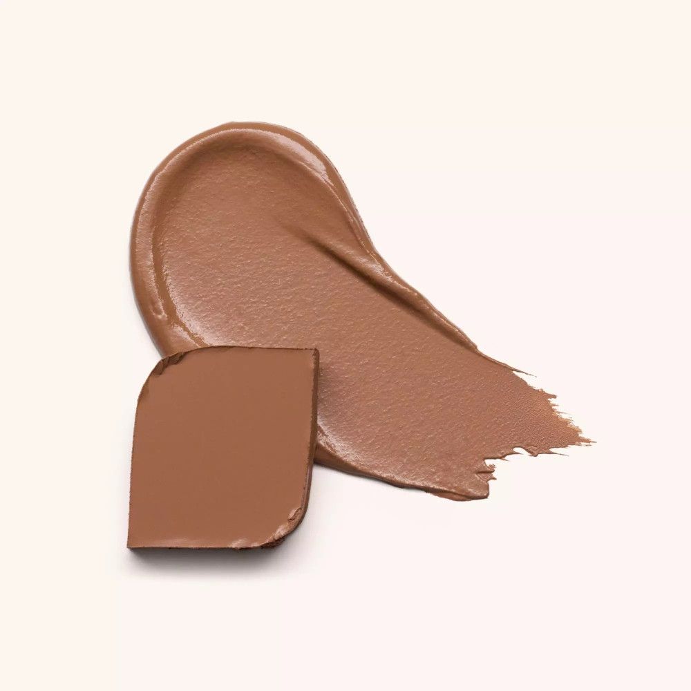 Crème bronzante et bronzer solide côte à côte. Texture crème en un trait, bronzer solide de forme carrée.