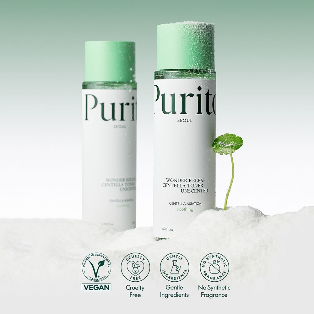Twee tonerflessen met groene doppen. Logo en tekst: Purito, Wonder Releaf Centella Toner Unscented. Vegan-label.