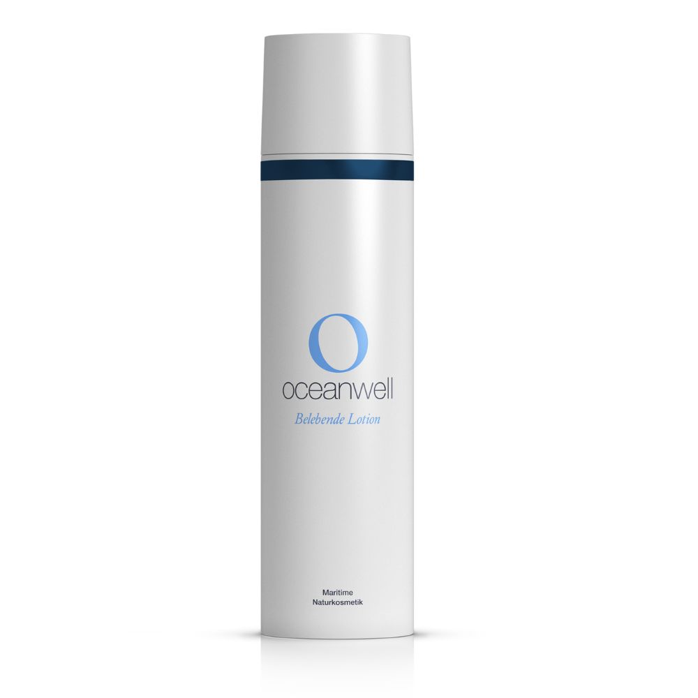 Flacon blanc avec bouchon bleu et étiquette. "oceanwell Belebende Lotion" et logo.