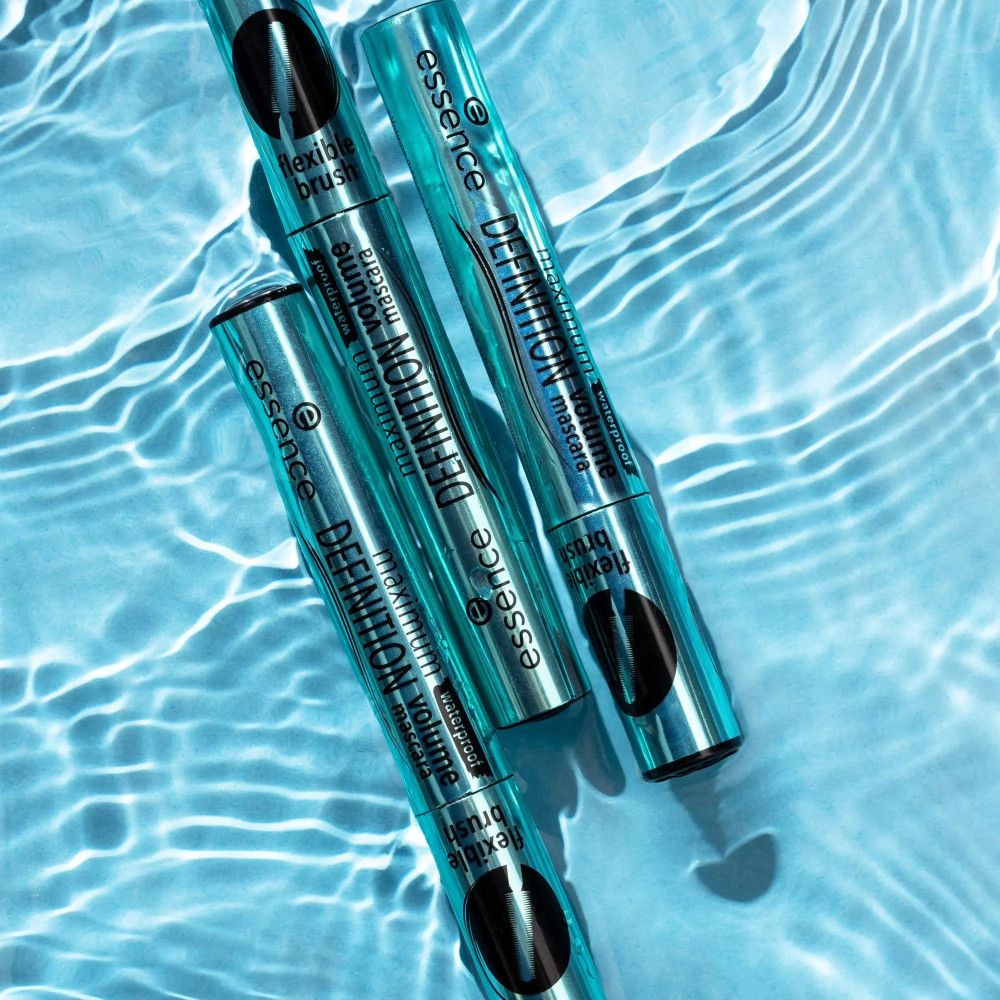 Trois mascaras dans l'eau. Inscription : Maximum Definition Volume Mascara, Flexible Brush.