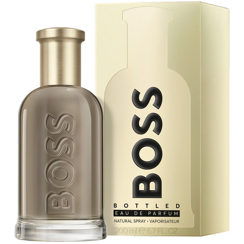 Parfumfles en verpakking. Fles met gouden dop, opschrift BOSS. Verpakking met BOSS-logo en productnaam.