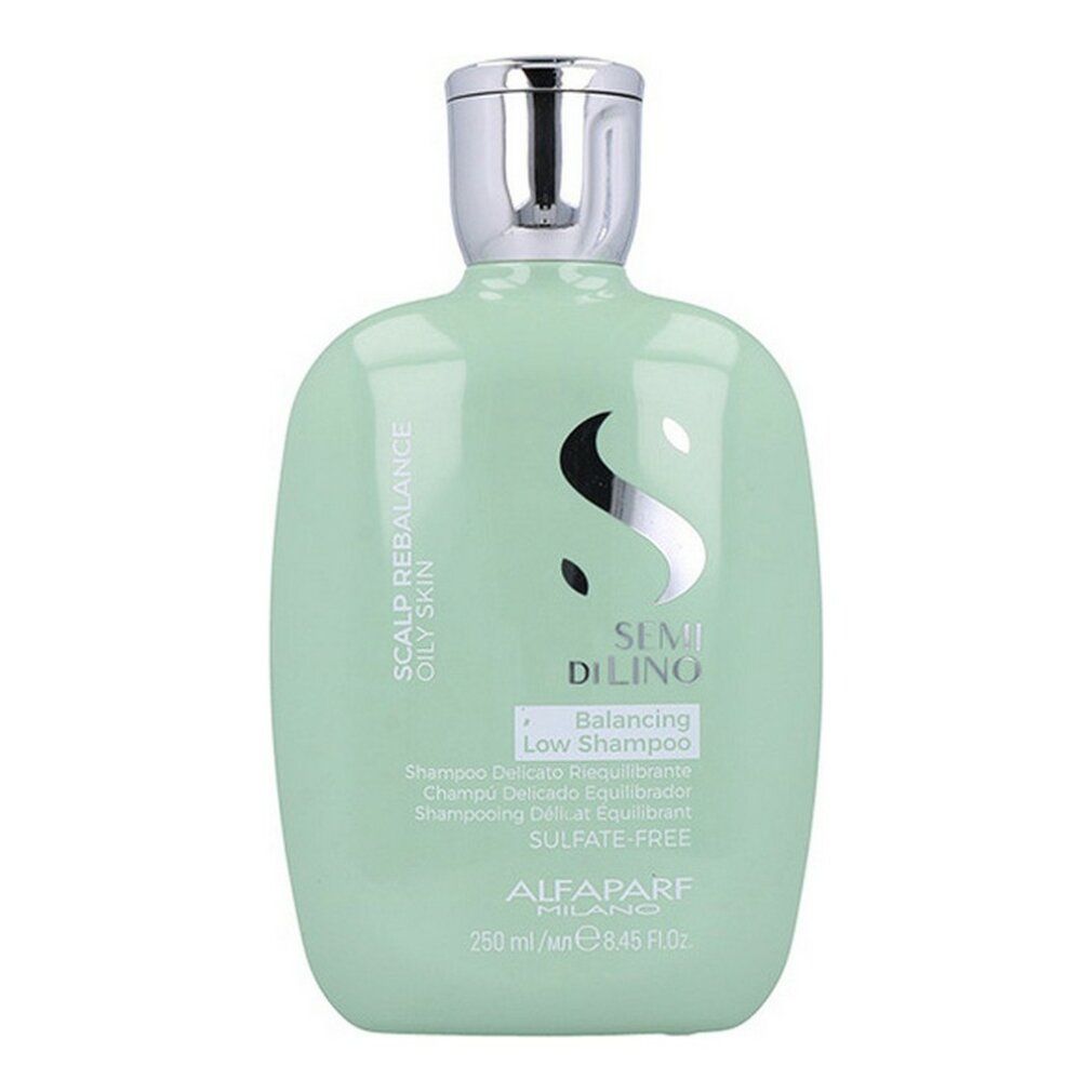 Lichtgroene fles met zilveren dop. "Semi di Lino Balancing Low Shampoo" en "Sulfate-Free" zijn erop gedrukt.