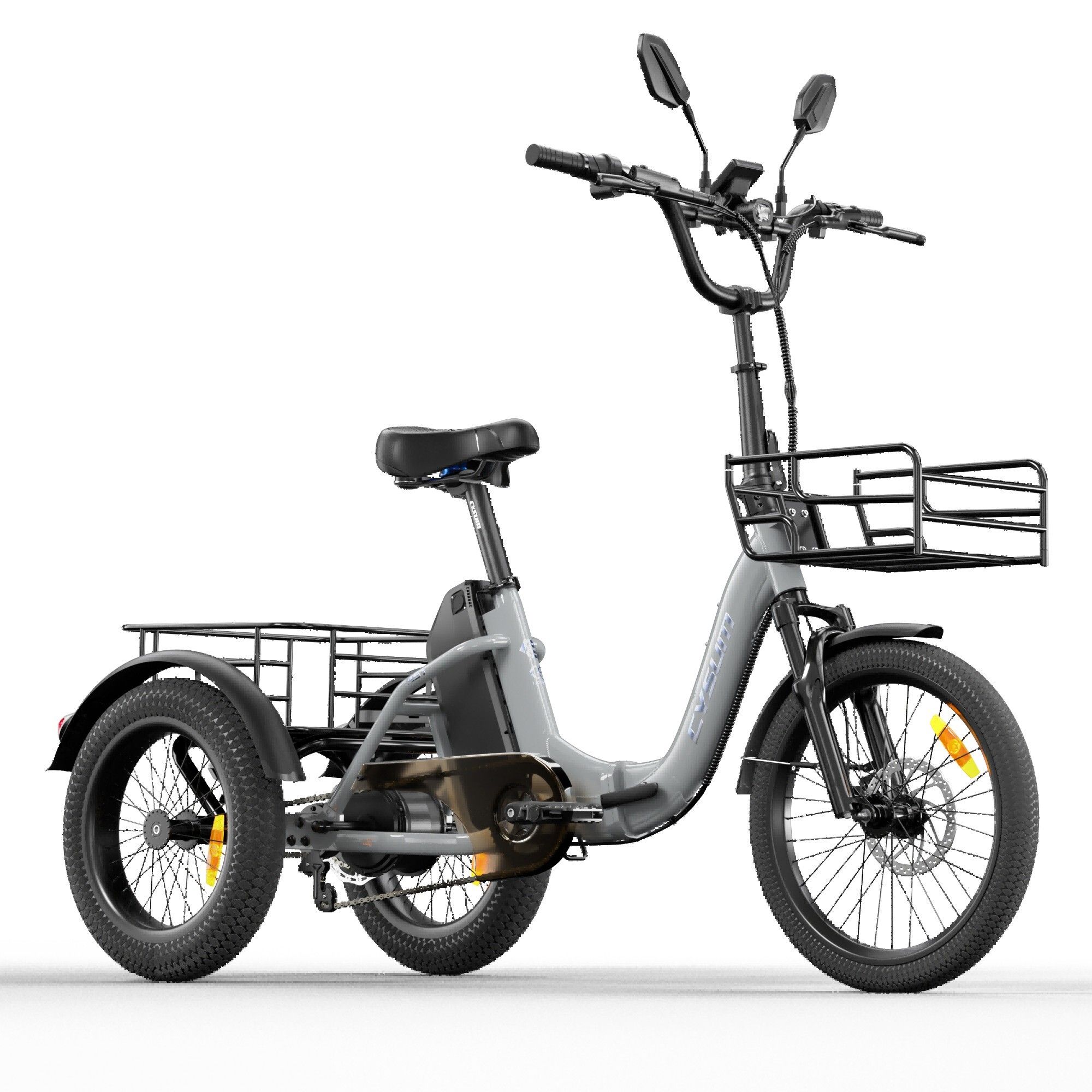 Grijze elektrische driewieler met manden, voorvork, zadel en stuur. Gele accenten op de banden.