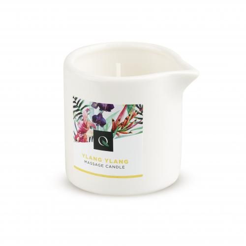 Witte keramische houder met schenktuit en kaars. Opschrift: YLANG YLANG MASSAGE CANDLE, logo. Bloemenpatroon.