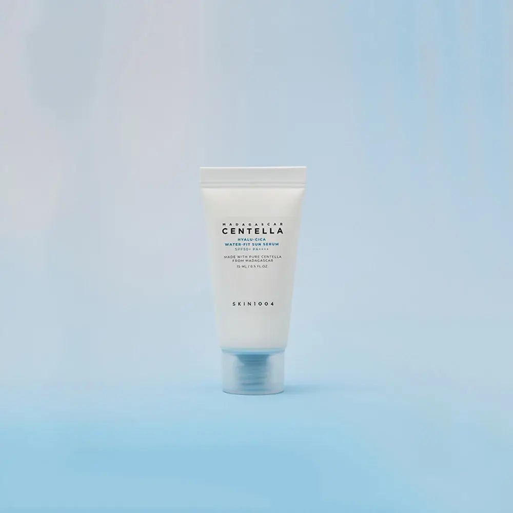 Tube blanche, bouchon bleu. Texte: MADAGASCAR CENTELLA Hyalu-Cica Water-Fit Sun Serum. Marque SKIN1004.